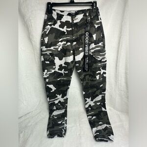 CARGO PANTS - GREEN & WHITE - SIZE MEDIUM